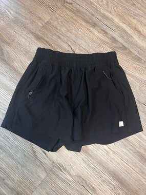 Black Vuori Dash Shorts with zipper pockets Women’s size S